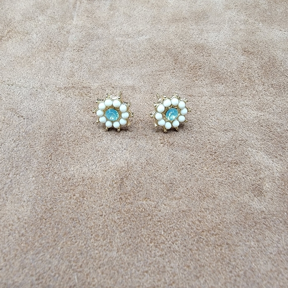 CUTE Flower Stud Earrings - Picture 4 of 4